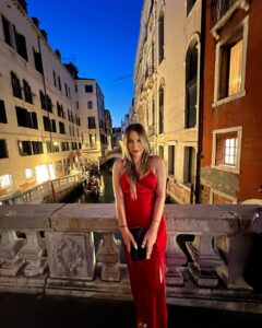 Κούκλα στην Βενετία η δημοσιογράφος Κωνσταντίνα Τσίχλα - ΦΩΤΟ