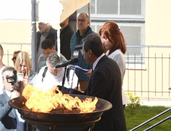 H Πάτρα υποδέχτηκε στο δημαρχείο της την Ολυμπιακή Φλόγα – Φωτογραφίες