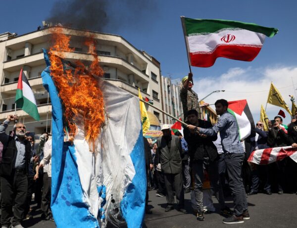 Guardian: Πλέον παίζουν με τη φωτιά Ιράν και Ισραήλ